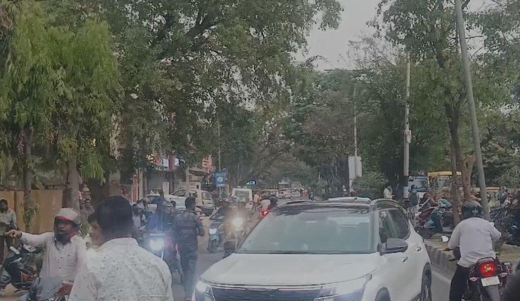 Breaking : हरमू रोड में बीच सड़क पर उतरी सैंकड़ों महिलाएं और करने लगी उग्र प्रदर्शन, ये है मामला... Breaking : वाहनों की लगी लंबी कतार