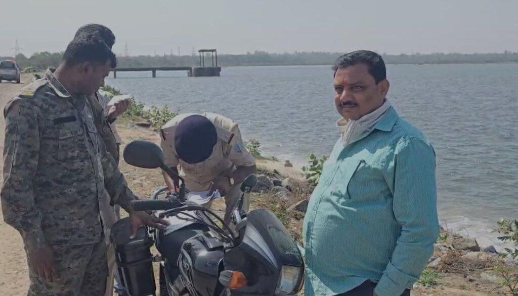 Bokaro : कूलिंग पॉन्ड में तैरता हुआ महिला का शव मिलने से मची सनसनी, जांच में जुटी पुलिस... 2 22Scope News Bokaro : मौके पर जांच करती पुलिस