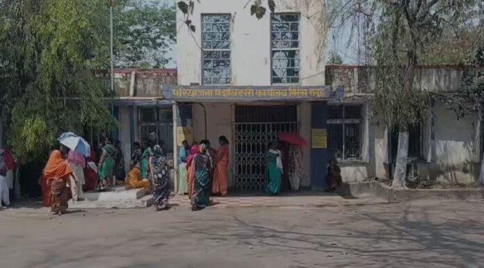 Ramgarh : सीसीएल परियोजना कार्यालय पर ग्रामीणों ने जड़ दिया ताला और फिर...