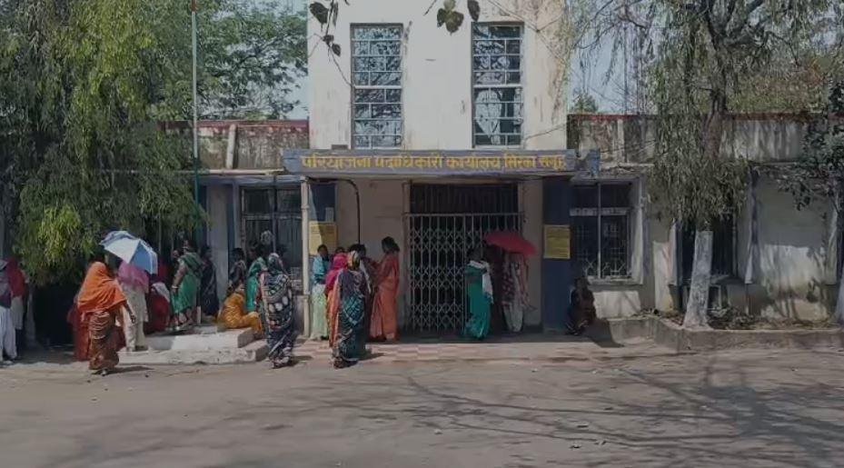 Ramgarh : सीसीएल परियोजना कार्यालय पर ग्रामीणों ने जड़ दिया ताला और फिर...