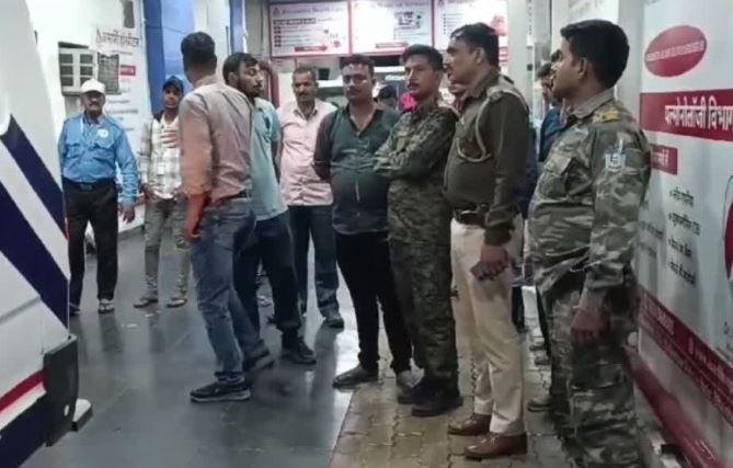 Dhanbad : घटना के बाद अस्पताल पुहंचे कई आला अधिकारी