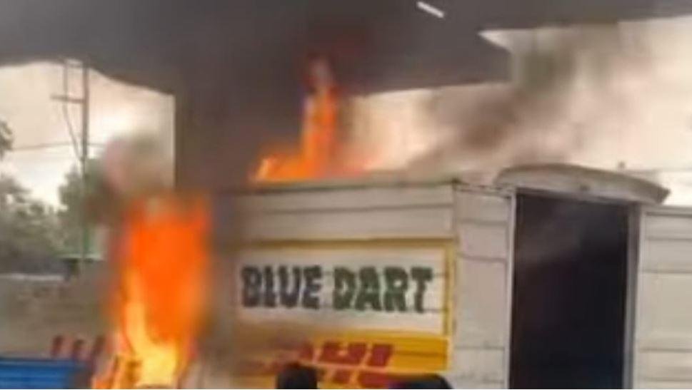 Ranchi Breaking : बीच रास्ते पर मालवाहक ऑटो से अचानक भड़की आग, लाखों का माल... Ranchi Breaking : आग के बाद धूं-धूं कर जलती ऑटो