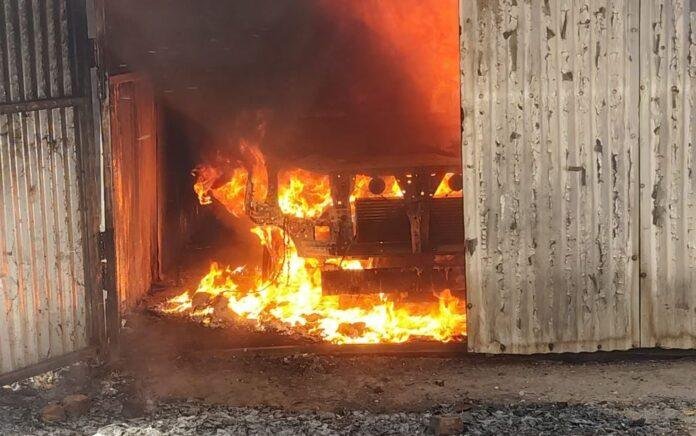 Breaking : कार में लगी आग से मची अफरातफरी, पूरा इलाका धुंआ-धुंआ...