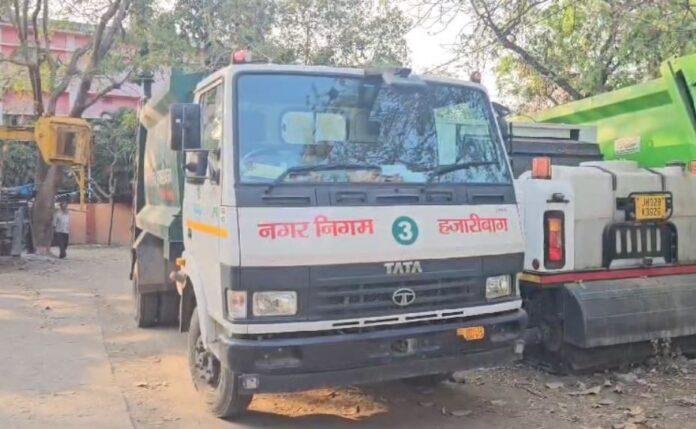 पीूह Hazaribagh : बिना नंबर के ही दौड़ रही नगर निगम की वाहने, नहीं कर रहा कोई कार्रवाई...