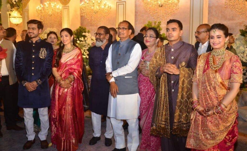CM Hemant Soren केन्द्रीय मंत्री शिवराज सिंह चौहान के बेटे की शादी समारोह में हुए शामिल... CM Hemant Soren ने नवदपत्ति को दी शादी की बधाई