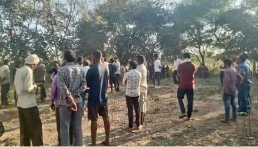 यूपी के Prayagraj में पेड़ पर लटका मिला छात्रा का शव, आंखें नोंच ली गईं... प्रयागराज में मौका ए वारदात पर जुटे लोग।