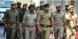 संभल में फ्लैग मार्च करते सीओ अनुज चौधरी की फोटो