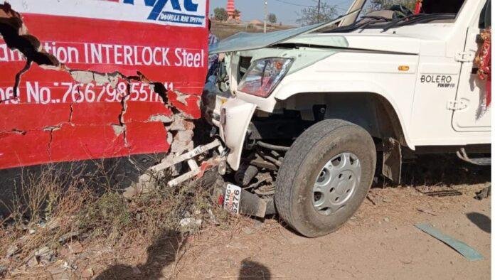 Garhwa Accident : बाइक को टक्कर मारते हुए दीवार में जा घुसी पिकअप, बाइक सवार की दर्दनाक मौत...