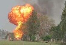 बरेली के गैस गोदाम में सिलेंडरों के धमाकों से लगी आग का मंजर।