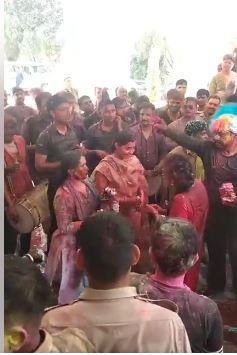 बरेली में होली उत्सव मनाते पुलिस-प्रशासनिक अधिकारी