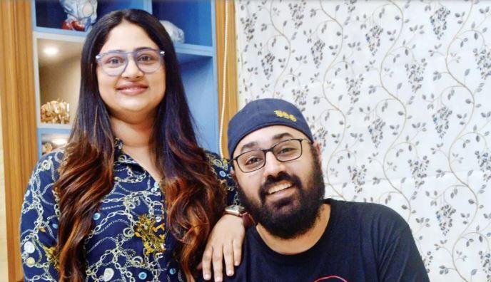 मुंबई के हैबीटैट स्टूडियो के मालिक बलराज सिंह घई पत्नी चांदनी घई के साथ