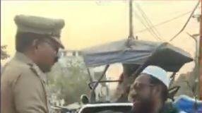 बलिया बाजार में बिना हेलमेट के बाइक चलाते रोजेदार से ट्रैफिक दारोगा की वायरल वीडियो।