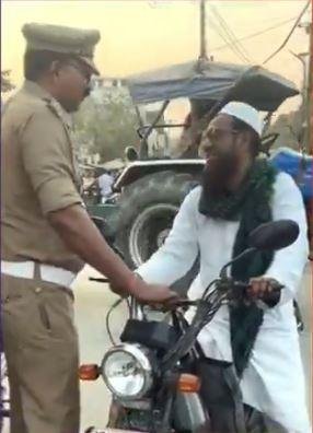बलिया बाजार में बिना हेलमेट के बाइक चलाते रोजेदार से ट्रैफिक दारोगा की वायरल वीडियो।