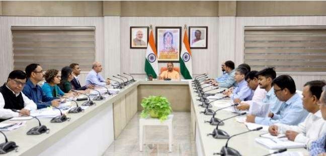 बेसिक शिक्षा विभाग के अधिकारियों की बैठक लेते सीएम योगी