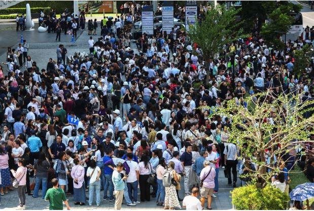 तेज भूकंप से बैंकॉक और म्यांमार में मची तबाही, 15 की मौत और 43 लापता भूकंप के तेज झटकों से दहशतों में इमारतों से बाहर जुटे लोग।