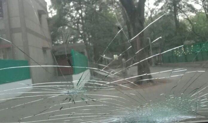 भूपेश समर्थकों के हमले में क्षतिग्रस्त ईडी की गाड़ी का नजारा।
