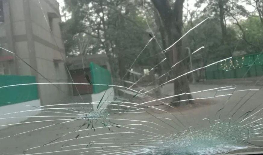 भूपेश समर्थकों के हमले में क्षतिग्रस्त ईडी की गाड़ी का नजारा।