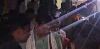 मऊ में बिजली गुल होने के बाद कार्यक्रम से निकलते यूपी के बिजली मंत्री