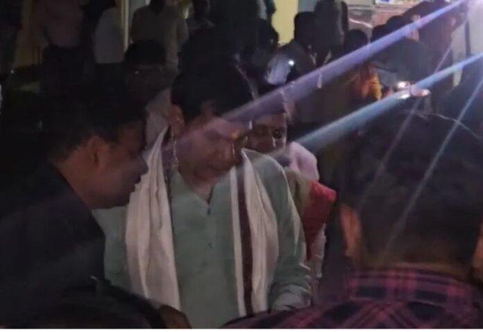 मऊ में बिजली गुल होने के बाद कार्यक्रम से निकलते यूपी के बिजली मंत्री