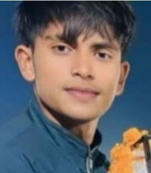 चंदौली में रविवार को ट्रेन की चपेट में आकरमृत फुटबॉलर आकाश की फाइल फोटो