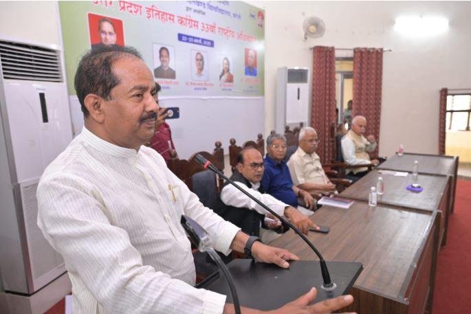 यूपी इतिहास कांग्रेस में बोलते प्रो. श्याम बिहारी लाल।