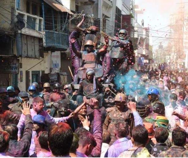 यूपी के शाहजहांपुर में होली पर यूं निकलता है लॉट साहब का जुलूस।