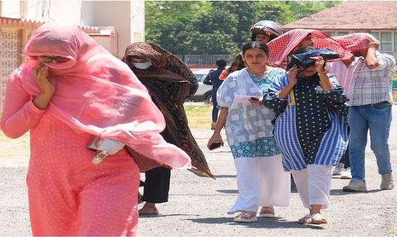 मौसमी मिजाज ने गर्मी के दिखाए तेवर, यूपी से लेकर दिल्ली तक में बढ़ी तपिश यूपी में बढ़ती गर्मी से परेशान युवतियां।