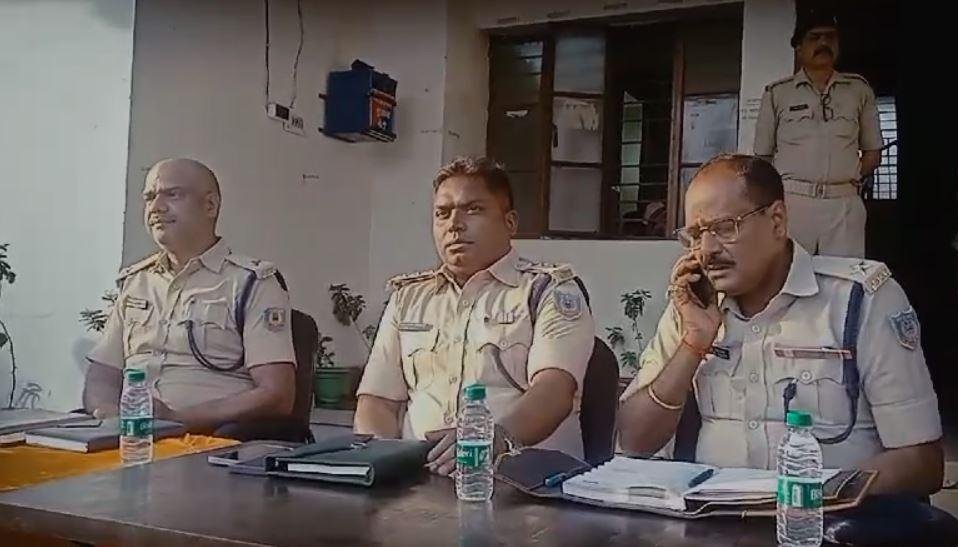Dhanbad : होली को लेकर शांति समिति की बैठक, विधि-व्यवस्था चर्चा... Dhanbad : बैठक में मौजूद पुलिस अधिकारी