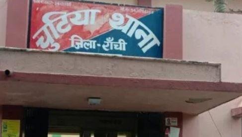 Breaking : चुटिया में पत्थर से कूचकर युवक की हत्या, जांच में जुटी पुलिस... Breaking : चुटिया थाना क्षेत्र का है मामला