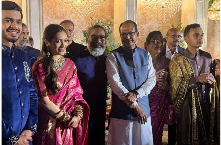 CM Hemant Soren केन्द्रीय मंत्री शिवराज सिंह चौहान के बेटे की शादी समारोह में हुए शामिल… CM Hemant Soren केन्द्रीय मंत्री शिवराज सिंह चौहान के बेटे की शादी समारोह में हुए शामिल…