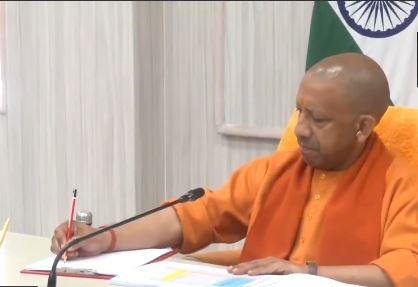 CM Yogi ने यूपी के सभी एक्सप्रेसवे किनारे फूड प्लाजा की तरह अस्पताल बनाने को कहा रविवार को मीटिंग लेते सीएम योगी