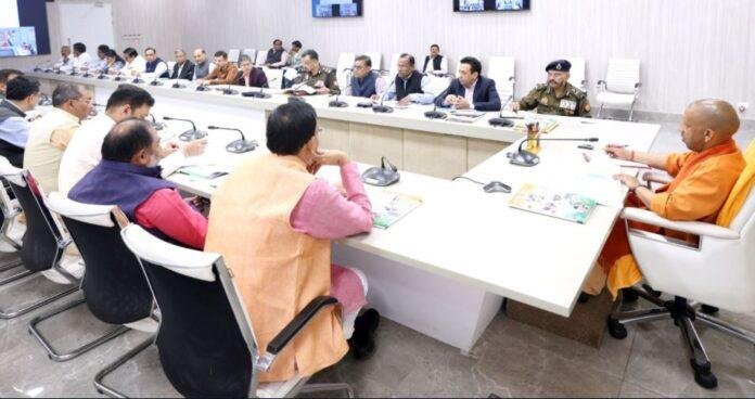 रविवार को मीटिंग लेते सीएम योगी