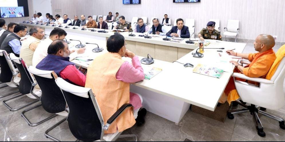 CM Yogi ने यूपी के सभी एक्सप्रेसवे किनारे फूड प्लाजा की तरह अस्पताल बनाने को कहा रविवार को मीटिंग लेते सीएम योगी