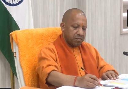 CM Yogi ने यूपी के सभी एक्सप्रेसवे किनारे फूड प्लाजा की तरह अस्पताल बनाने को कहा रविवार को मीटिंग लेते सीएम योगी