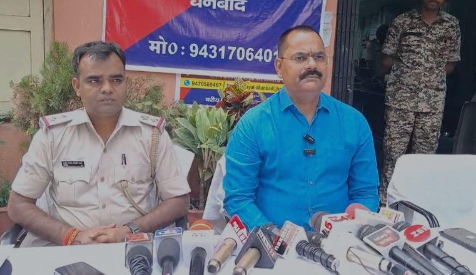 Dhanbad Crime : फिल्मी स्टाईल में ट्रक चोरी कर भाग रहे दो अपराधी धराए, पश्चिम बंगाल में... Dhanbad Crime : मामले की जानकारी देती पुलिस
