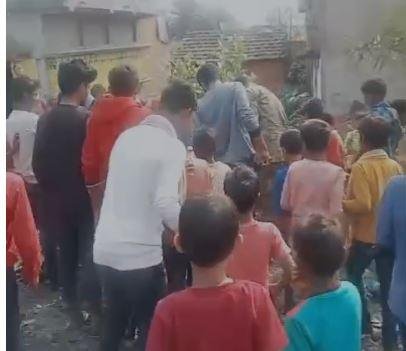 Pakur : बच्चा चोरी का आरोप लगा महिला की कर दी जमकर पिटाई और फिर...