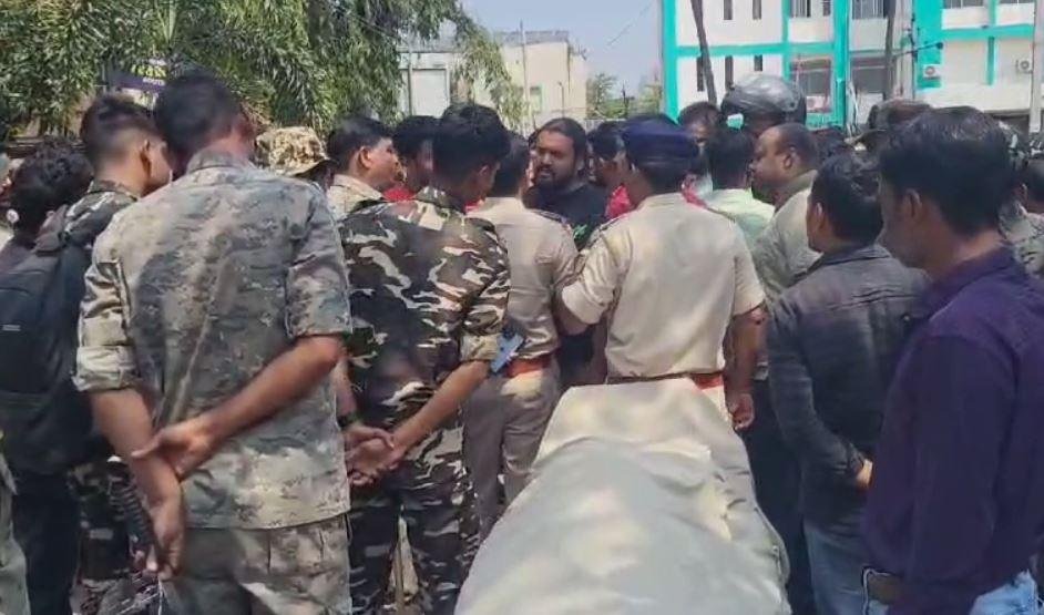 Hazaribagh Suicide : युवक ने फांसी लगाकर कर ली जिंदगी खत्म, परिजनों ने पुलिस पर लगाया प्रताड़ना का आरोप...