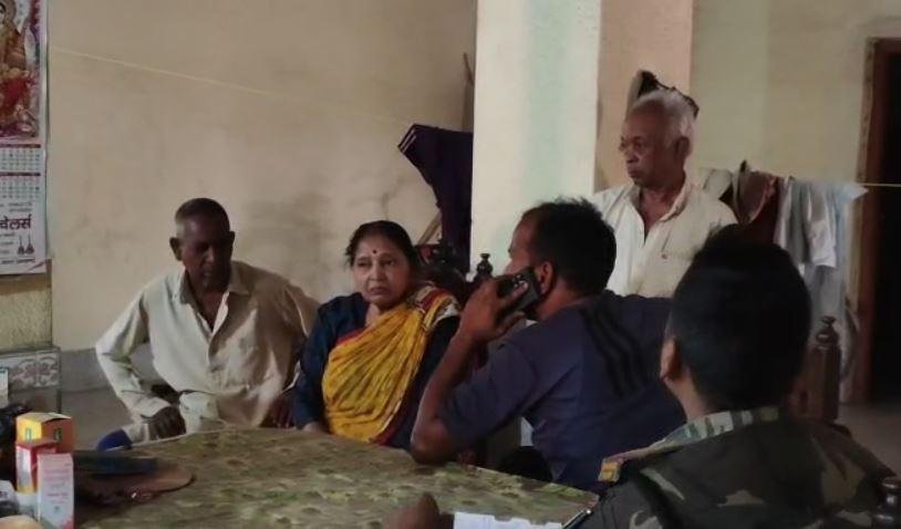 Bokaro : पत्नी गर्भवती है मदद कीजिए कहकर घर से लूट लिए इतने का सामान... Bokaro : मामले की जानकारी देते गृहस्वामी