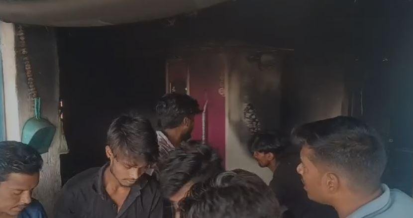 Dhanbad : झरिया में फर्नीचर दुकान में भीषण आग लगने से अफरातफरी का माहौल, लाखों का...