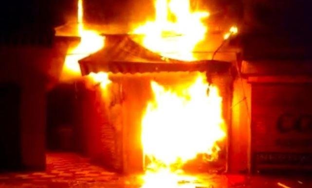 Garhwa Breaking : धूं-धूंकर जलती दुकान