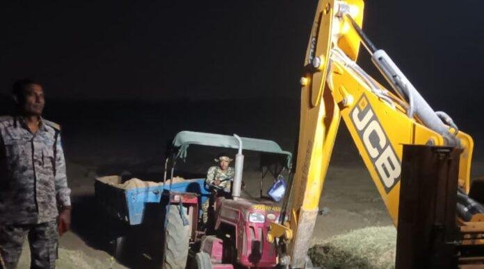 Dhanbad : चिरकुंडा सुंदरनगर बालू घाट में बड़ी कार्रवाई, बालू लोड चार ट्रैक्टर धराये...