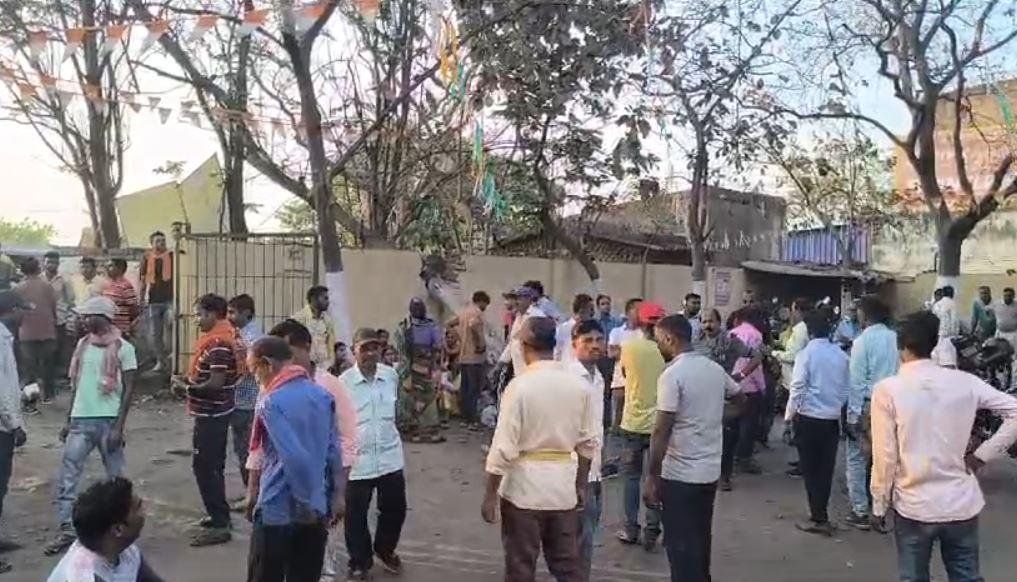 Dhanbad : तालाब में डूबने से बीसीसीएल कर्मी की मौत, फिर ग्रामीणों ने कर दिया... Dhanbad : नियोजन की मांग पर अड़े लोग
