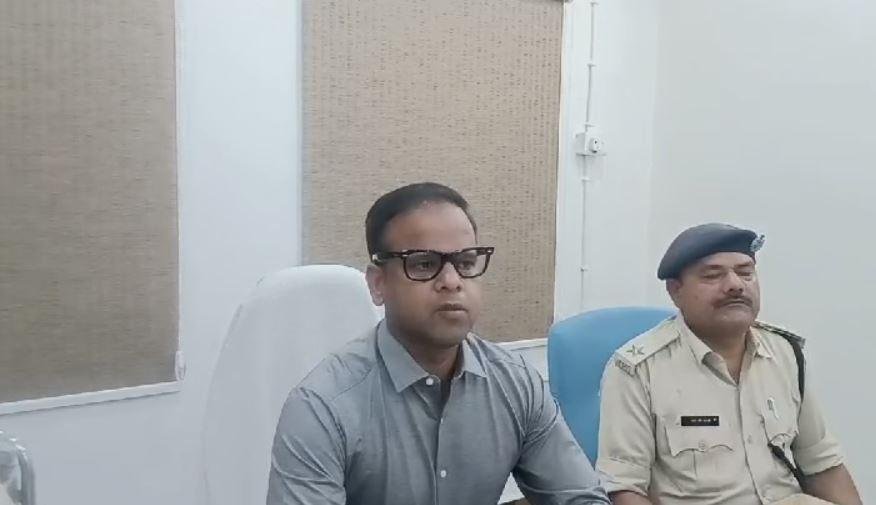 Jamtara Crime : साइबर अपराधियों के एक गिरोह का पर्दाफाश, सात गिरफ्तार... Jamtara Crime : मामले की जानकारी देते अधिकारी