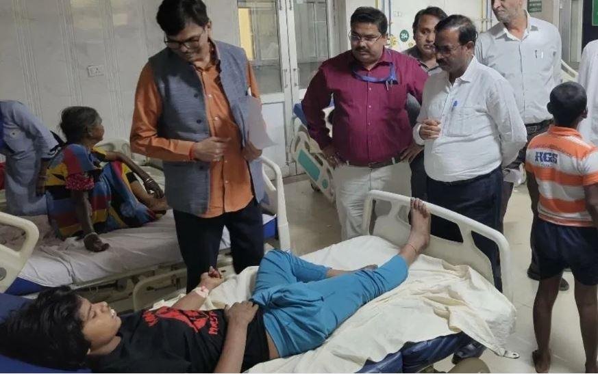 Lucknow में फूड पॉइजनिंग से बीमार मंदबुद्धि बच्चों में से 4 की मौत, अस्पताल पहुंचे DM और कमिश्नर लखनऊ में उपचाराधीन मंदित बच्चों से मिलने पहुंचे अधिकारी।