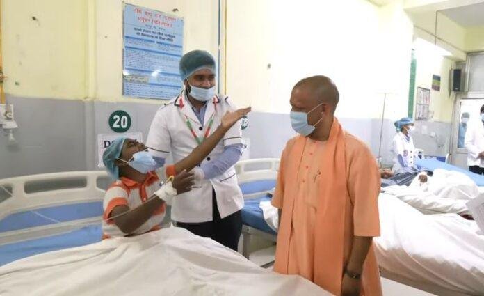 लखनऊ में उपचाराधीन मंदित बच्चों से मिले सीएम योगी