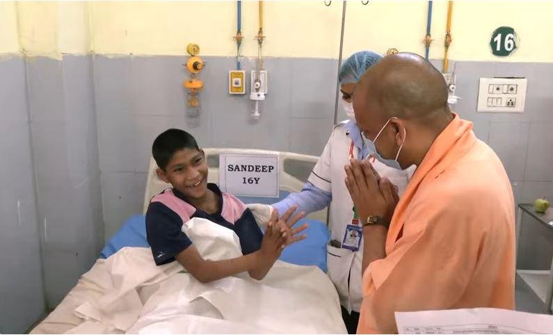 CM Yogi ने Lucknow में उपचाराधीन मंदित बच्चों से की भेंट, बेहतर देखरेख का निर्देश 1 Bihar News, Jharkhand News & Live Updates लखनऊ में उपचाराधीन मंदित बच्चों से मिले सीएम योगी