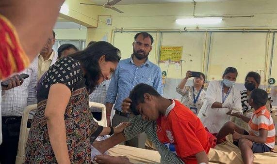 लखनऊ में उपचाराधीन मंदिर बच्चों की जानकारी लेने पहुंचीं कमिश्नर