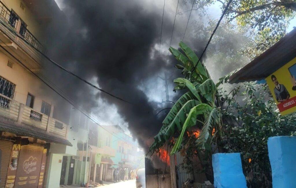 Breaking : कार में लगी भीषण आग से मची अफरातफरी, पूरा इलाका धुंआ-धुंआ... Breaking : भीषण आग के बाद उठता धुंआ
