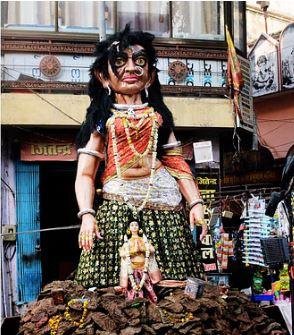 होलिका की प्रतिमाएं चांडालिनी-भक्त प्रह्लाद को मारने वाली के रूप में हुईं स्थापित वाराणसी में दहन के लिए सजी होलिका प्रतिमा