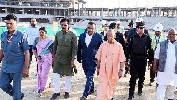 वाराणसी के गंजारी स्टेडियम में सीएम योगी